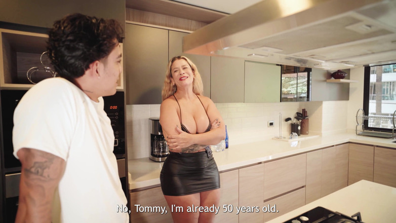 Tommyverga: 내 여친의 아줌마는 미시고 내 여친이 직장에 있는 동안 섹스하고 싶어.