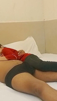 Dia tidak bahwa temannya mengawasinya. Cewek itu lagi asik nyepong kontol pacarnya