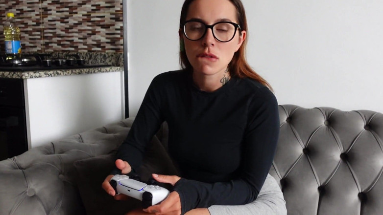 Ghomestory: Sexy Girlfriends Called a Guy for Sex