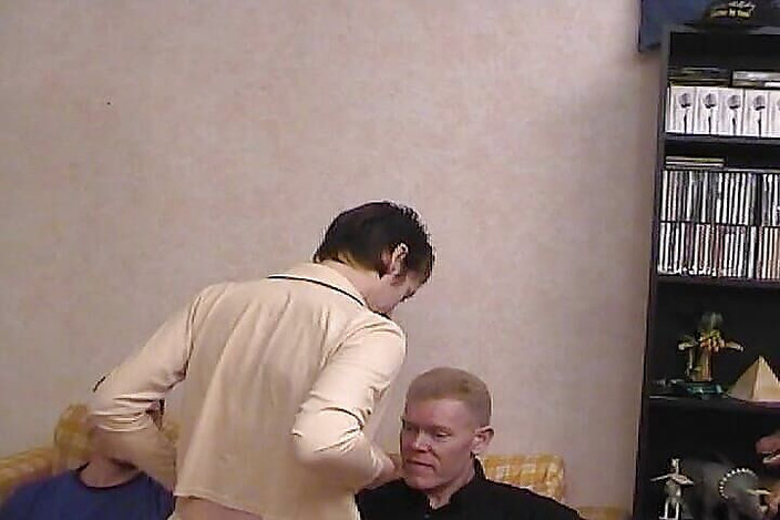 Filles Francaises: 一个来自法国的漂亮黑发女郎被两个饥渴的男人摧残 2