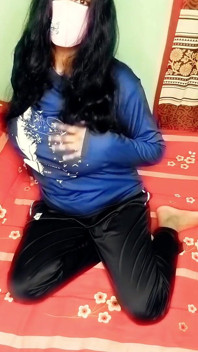 Awek cantik melancap pepek ketat basahnya semasa tiada sesiapa di rumah