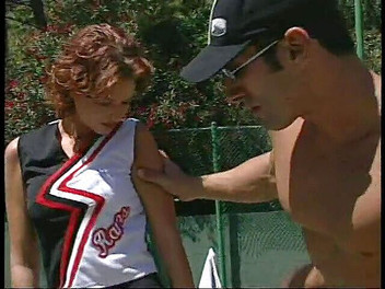 Analconda: परफेक्ट शरीर वाली सेक्सी लड़की की बाहर चुदाई हो रही है