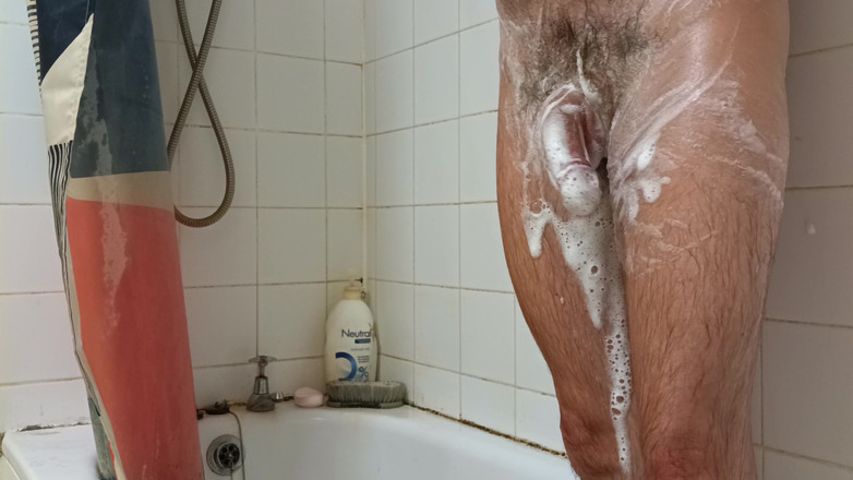 Rockardglans: Un dilf davanti alla doccia si sega un cazzo duro...