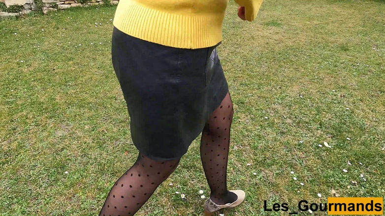 Les Gourmands: MILF in strümpfen und High Heels mit einem Lederrock, pinkeln,...