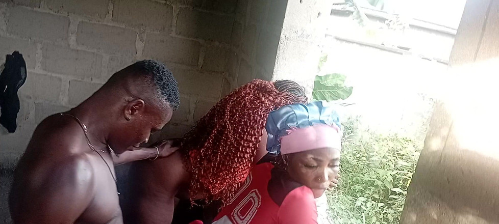 Creamyshuga: Il prend ses deux femmes pour aller baiser dans un...