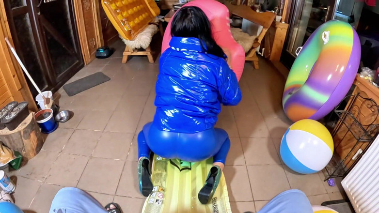 MilfyCalla: Dominante MILF in glänzenden Lederhosen und glänzender unterjacke. Blowjob, cameltoe,...
