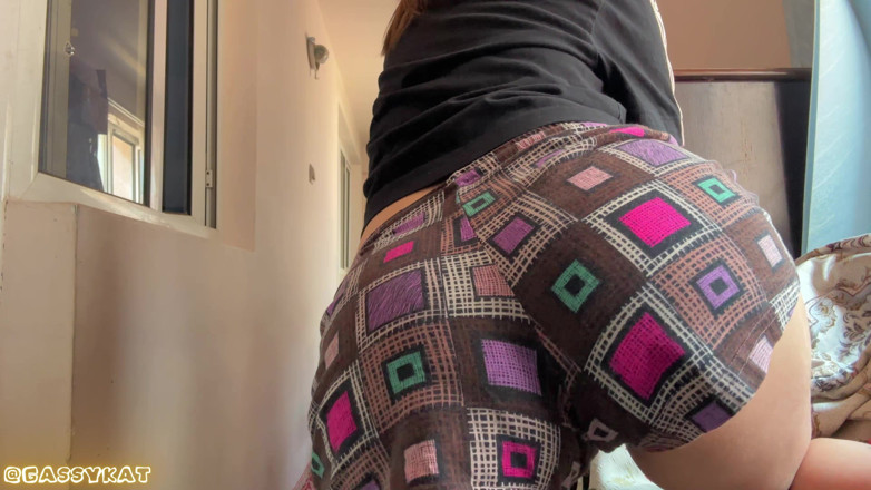 GassyKat: Téměř přistižen při prdění na chodbě