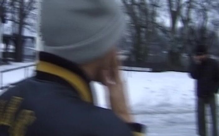 German amateur couples: 黒髪のドイツ人痴女がキャンピングカーを犯した