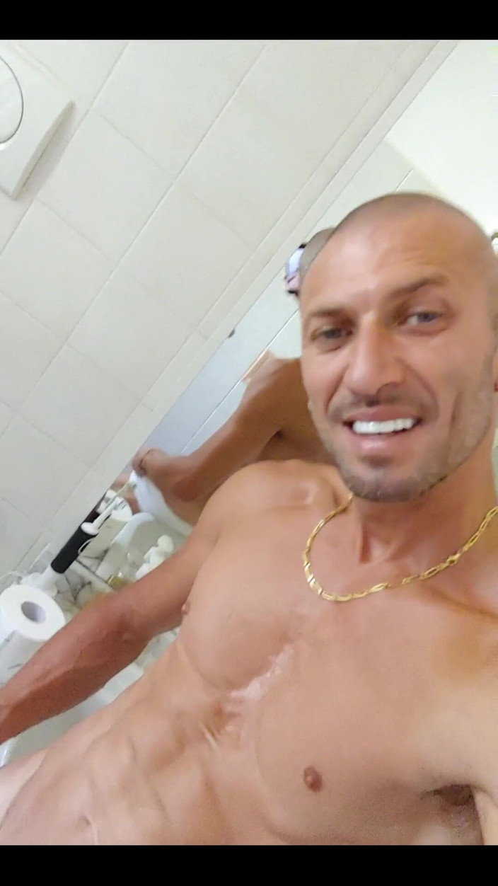 Boy jerking off: लड़का मरोड़ रहा है