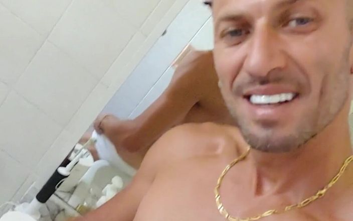 Boy jerking off: Un garçon se branle
