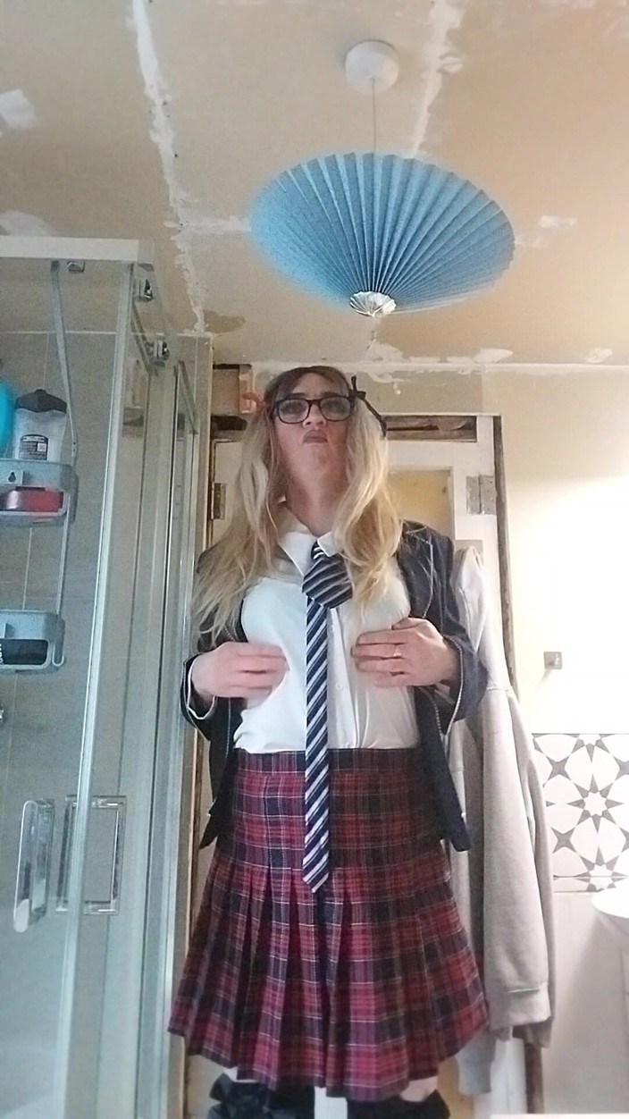 Cindy Belfast: Nadržená Sissy v Uniform Loves Her Precum
