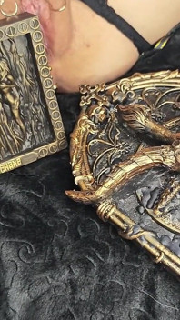 Lekce démonologie: skutečná černá magická čarodějnice vás učí uctívat Satana a velké démony!