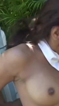 Kutas brunetki nigdy wystarczy i chce to poczuć w swojej mokrej cipce i dupie