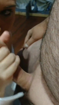 Assistente succhia il cazzo del capo per pagare le bollette
