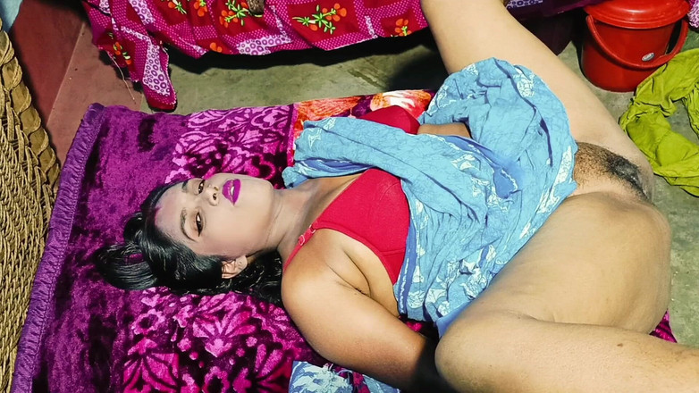 Anal girl: 印度妻子在浴室里操她的女婊