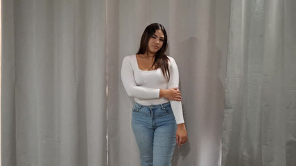 SugarPose: Chloe kamera için soyunuyor ve poz atıyor