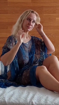 Selena pozează zilnic pe cameră