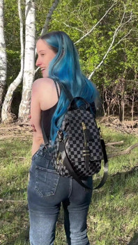 Sexe dans les bois avec une camarade de classe à forte poitrine. Une jeune étudiante russe prend un creampie dans la chatte