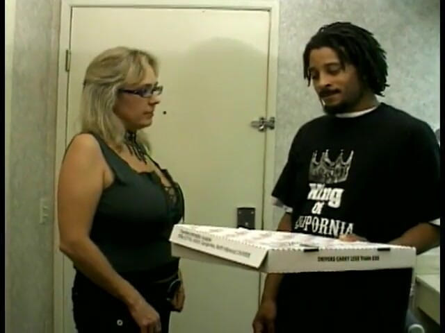 First Black Sexperience: Czarny facet pracujący jako dostawa pizzy zapewnia znudzonej starszej pani...