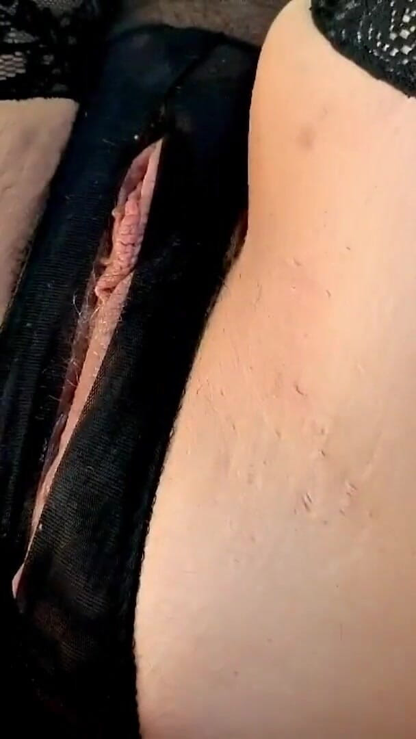 Iwazsoaking: Pretty MILF Pussy, Kinky Panties