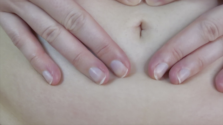 JessLux: へそをすごく近くに押し当てて、それをからかう