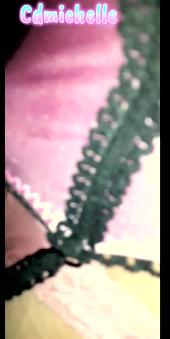 Cd Michelle lingerie: Cdmichelle in sexy roze lingerie die zich aftrekt tot ze...