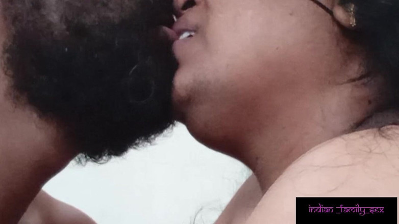 Indian IFS: Üvey anne üvey oğlunu öpüyor