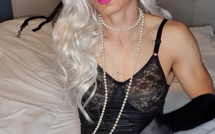JessicaXD: Gorgeous blonde touching herself