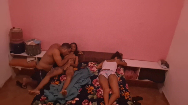 Jasmine santana: 옆에 있는 친구와 엉덩이를 주는