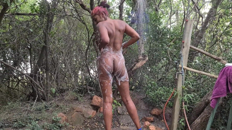domslutfucker: Karanlık dövmeli desi sürtük çıplak bir tatil köyünde ormanda duş alıyor