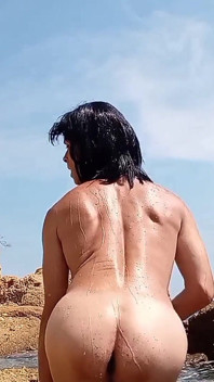 Anna totalmente nua sob sol quente