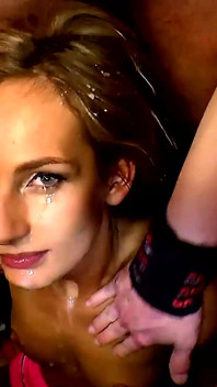Gorąca blondynka i brunetka dostać twarze zalana w Ggg Bukkake Orgia