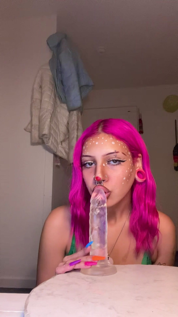 Nali Marie: Versaute reindeer lutscht einen dildo, sabbern, schlampiges sabbern rollenspiel
