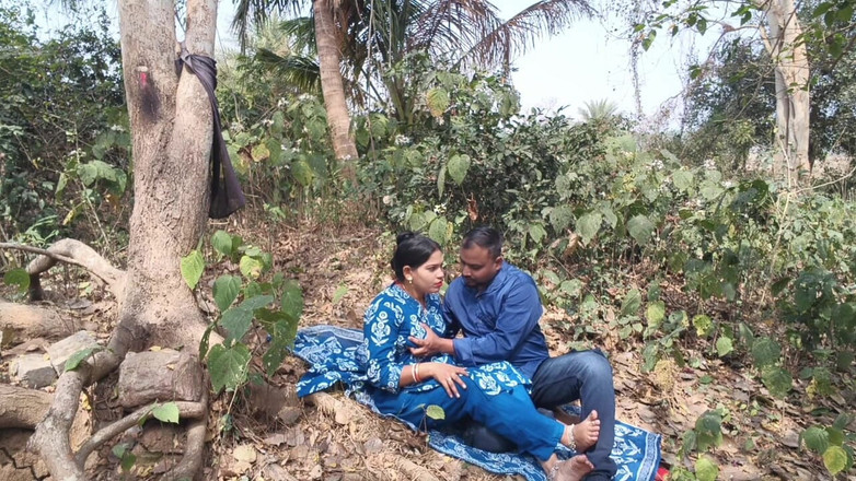 Sona bhabhi: Индийское деревенское секс-видео, индийская девушка пресс с большими сиськами ее сводным братом в деревне на улице