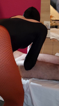 Elena Clark Neukt in oranje panty's