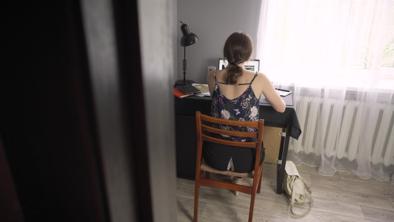 Teasecombo 4K: Ateşli sekreteri yırtık pantolonla çalışırken izliyorum