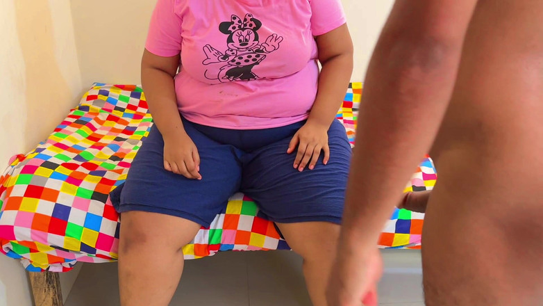 Aria Mia: Indická desi tchyně při močení v koupelně