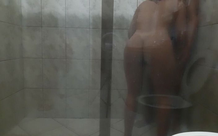 Crazy desire: 第1部分：与一对夫妇在浴室做爱 - 大屁股和大鸡巴