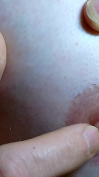 Juego con mis pezones y muestro mis axilas