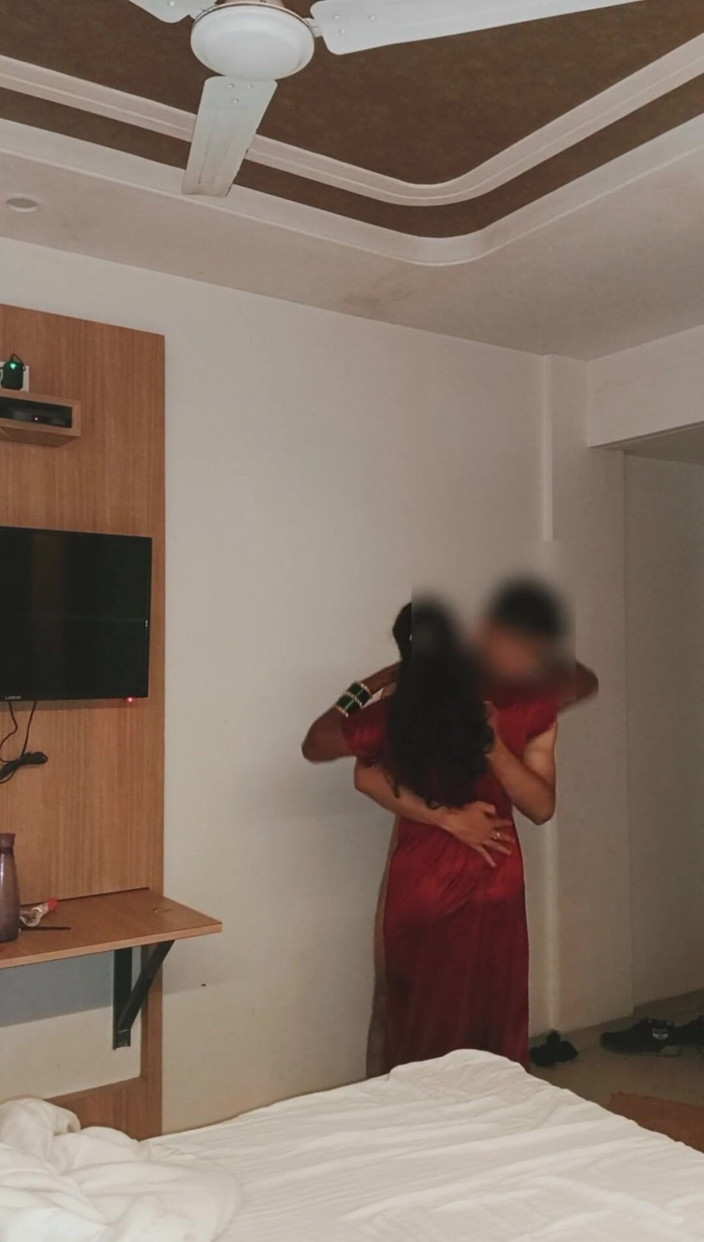 Harder299: 新婚印度继母被继子干，非常热辣的呻吟
