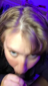 Wifey slukar min kuk i vårt privata sovrum pOV