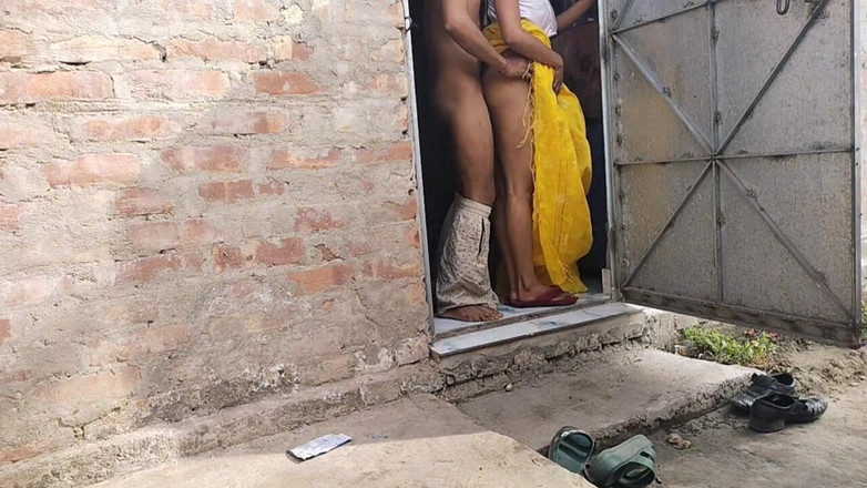 Fantacycutting: インドの主婦が隣人の義理の兄弟と野外でセックス