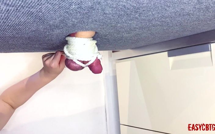 AnnyCandyPainboy: Sahibe taşaklarını ve yarağını bağladı ve onlarla oynuyor easycbtgirl