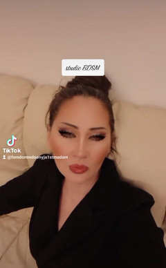 Dominatrix Redsonyja: Cât de frumoși suntem, nu suntem noi, când suntem în spatele...