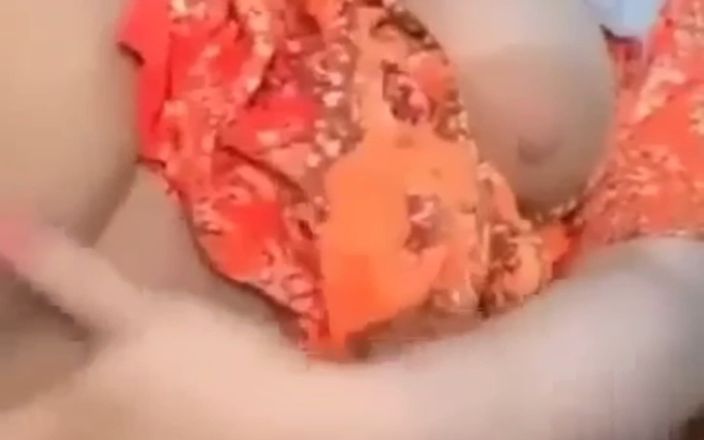 Jilbab69: Un gros sein naturel en hijab se branche dans sa...