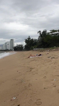 Schätzchen, kann ich auf deine titten kommen? - Schwanz blankziehen am strand