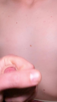 La mia sorellastra mi masturba il cazzo e mi lascia sborrare sulle sue tette piccole!