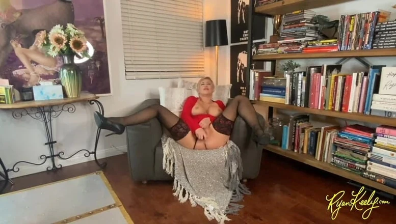 RyanKeely: Thick MILF Fucks Herself with Glass Dildo - Ryan Keely