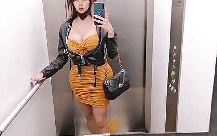 Barbietransxxxx: 变性人在电梯里赤身裸体，让她的朋友向他展示一切