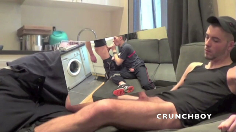 Sneaker gay: Humillación de pies por Fabien y un chico bisex escamoso